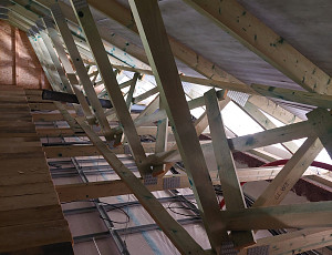 Zateplení stropu novostavby bungalovu pomocí foukané izolace